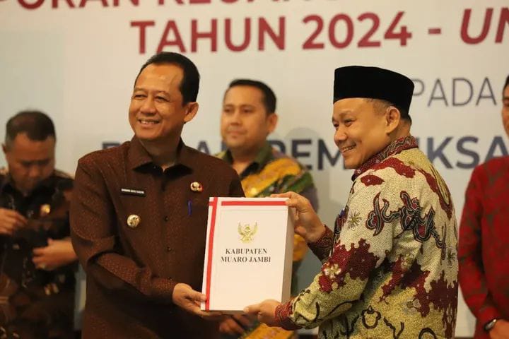 Bupati Muaro Jambi Didampingi Kepala BPKAD Serahkan LKPD Tahun 2024 Ke BPK RI