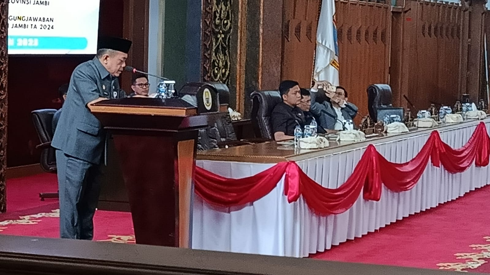 Gubernur Al Haris Sampaikan Tanggapan Pemerintah Terhadap Pemandangan Umum Fraksi-Fraksi Tentang Ranperda Pelaksanaan APBD 2024