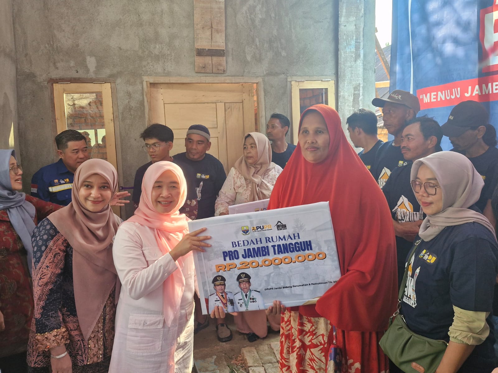 Hj. Hesti Haris Serahkan 50 Unit Bantuan Bedah Rumah di Kota Jambi   