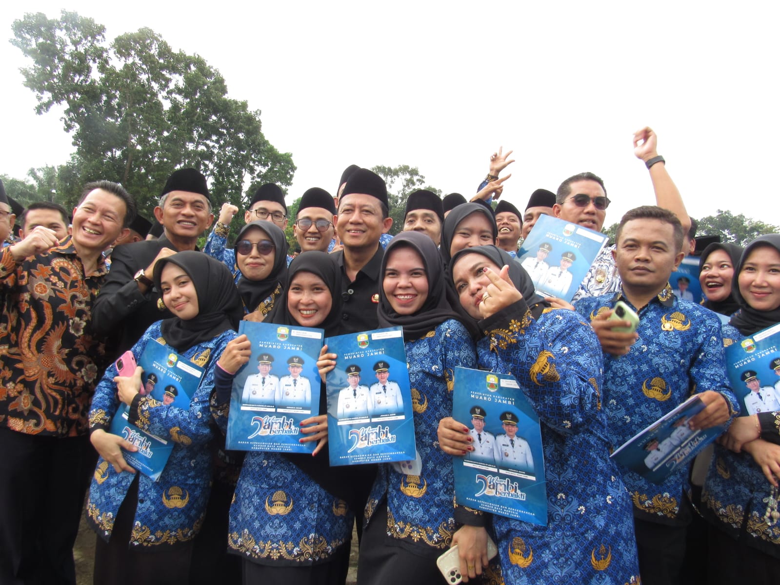 Riang Gembira! Bupati BBS Muaro Jambi Serahkan SK & Pelantikan PPPK Tahap 1