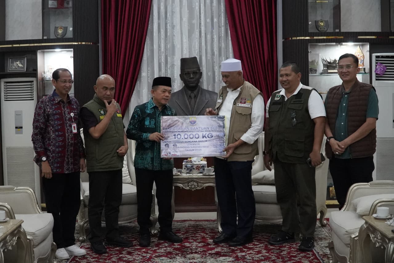 Gubernur Al Haris Serahkan Langsung Bantuan Provinsi Jambi ke Sumbar, Perkuat Solidaritas di Tengah Bencana